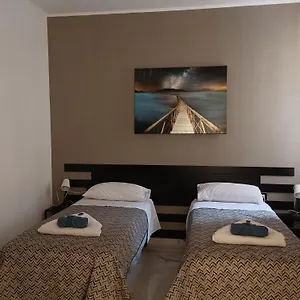 Pensión Rolando 20b, Génova